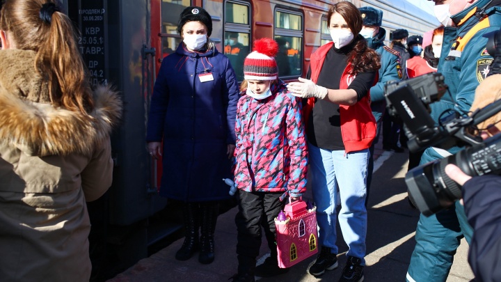 Раздали рюкзаки и канцелярию: в Ярославской области детей-беженцев с Украины собрали к школе