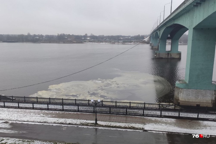 Лед в реке назвали пятном нефтепродуктов