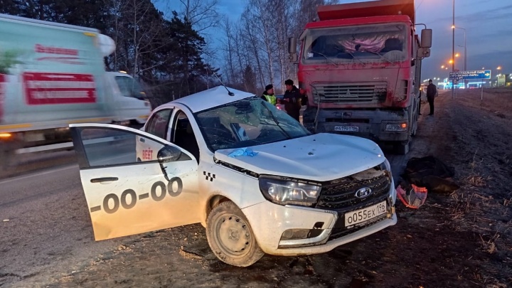 На Полевском тракте машина такси вылетела под грузовик. Водитель легковушки погиб на месте