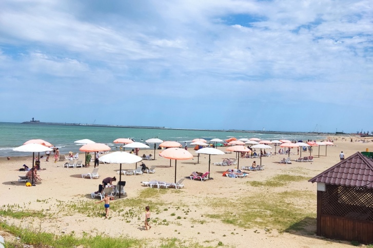 На солнечных пляжах Дагестана не очень много отдыхающих
