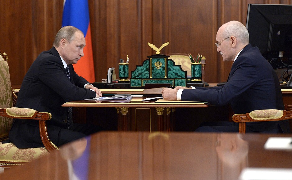 Рустэм Хамитов на встрече с президентом России, 2016 год. Тогда глава Башкирии сказал президенту, что «республика наша сильная, экономически развитая»