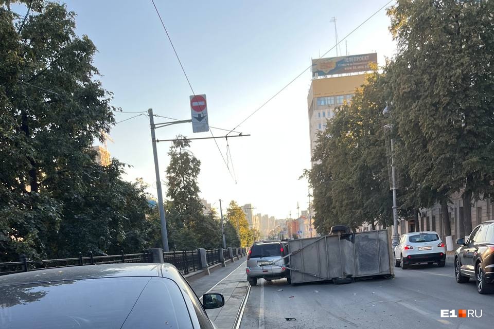 Объезжайте стороной! В Екатеринбурге прицеп автомобиля перегородил проезд по одной из главных улиц