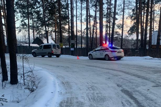 На Урале женщина за рулем Volvo разогналась и врезалась в грузовик. Пострадала 13-летняя девочка