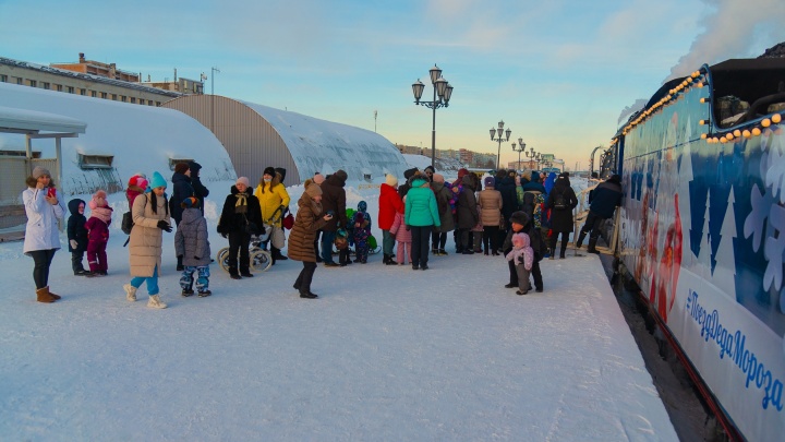 На перроне в Архангельске выстроились очереди к поезду Деда Мороза: что там внутри