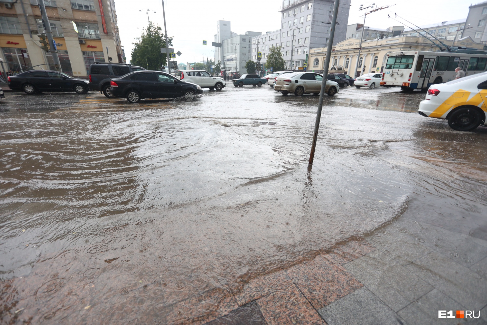 Мэр философски ответил, почему Екатеринбург уходит под воду во время дождей