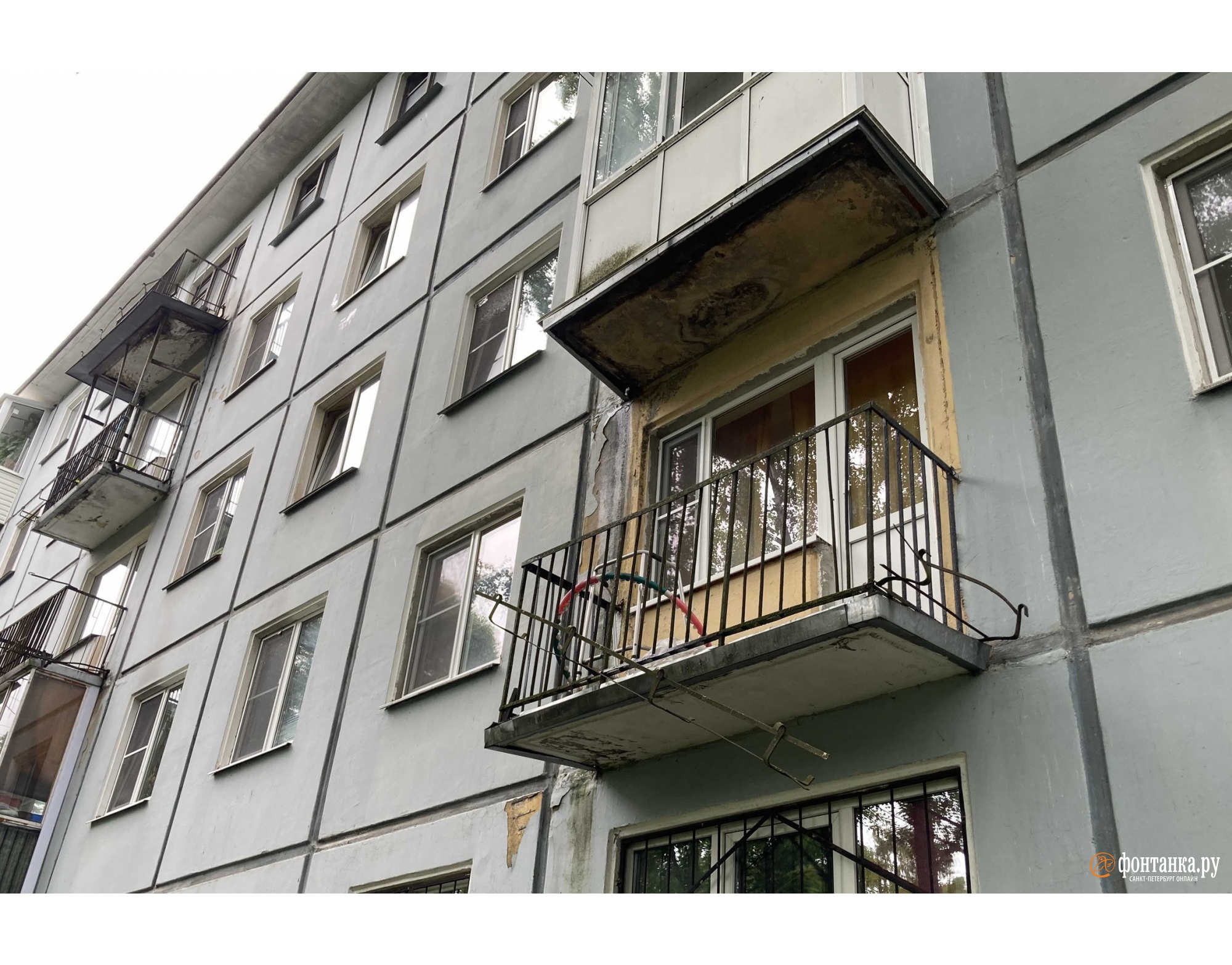 Дом с балконом
