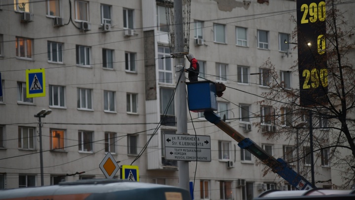 «Так подключают нелегальные киоски». В Екатеринбурге высмеяли провода, идущие от умных остановок