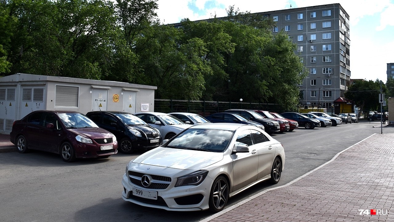 Утром после 9 часов свободные места во дворе были Утром после 9 часов свободные места во дворе были