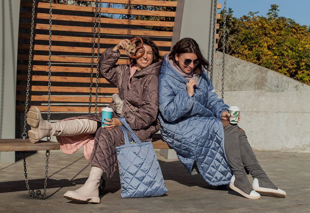 Александра Кузьминых и ее сестра производят стеганые пальто