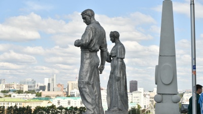 Секреты Екатеринбурга: что за статуи стоят на крыше мэрии и приглядывают за Лениным?