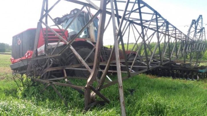 Будет ли сбивший опоры ЛЭП кузбасский тракторист возмещать ущерб? Отвечают энергетики