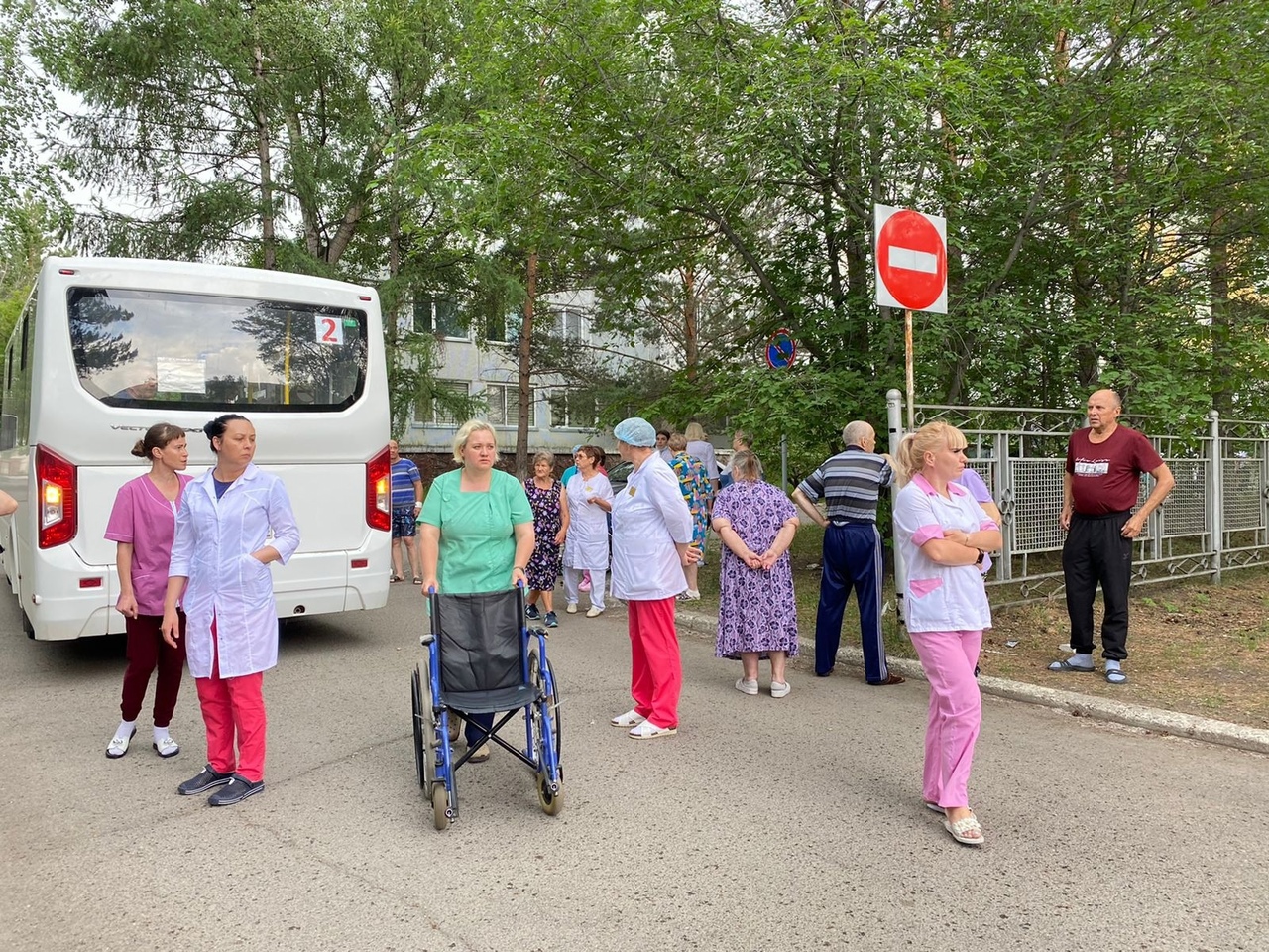 Новости красноярска сегодня последние свежие. Пожилой пациент в больнице. Эвакуация в больнице Сосновоборск. Эвакуация в июне 2022.