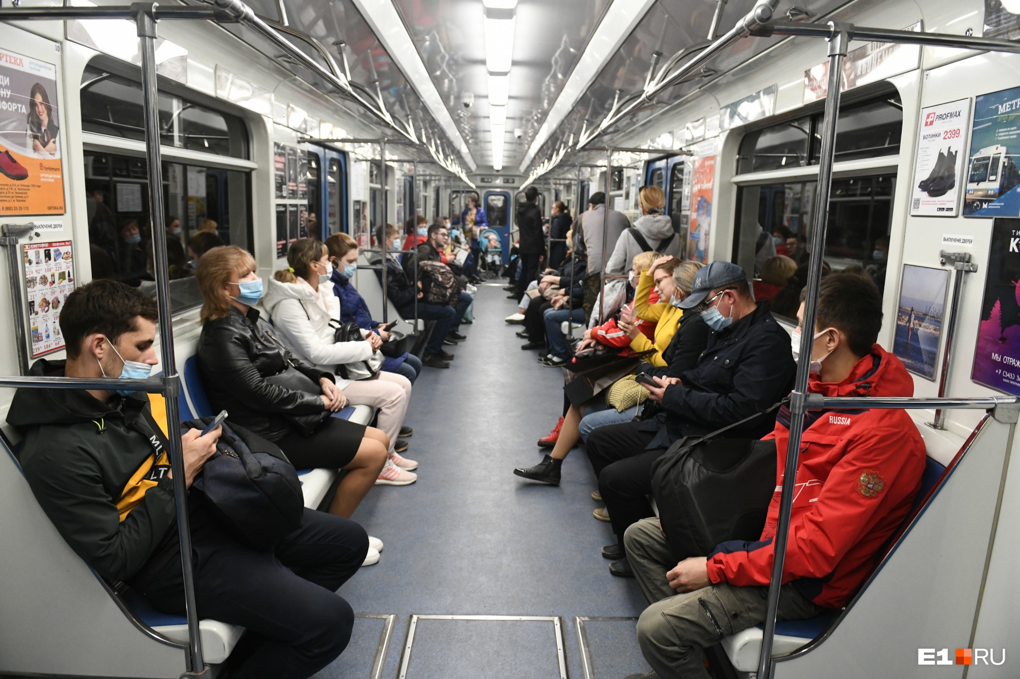 Надо вводить QR-коды в метро? В Екатеринбурге пассажиры общественного транспорта игнорируют масочный режим