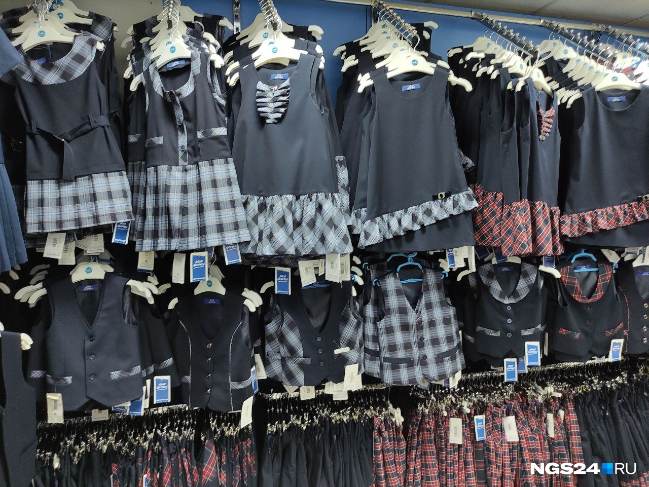 В магазине «Моя форма» можно найти и такие модели. Как правило, школы покупают одинаковые варианты одежды для своих учеников централизованно
