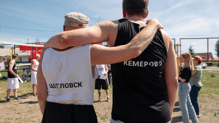 «Берег левый — берег правый»: фоторепортаж с праздничного ретроматча по волейболу в Кемерове
