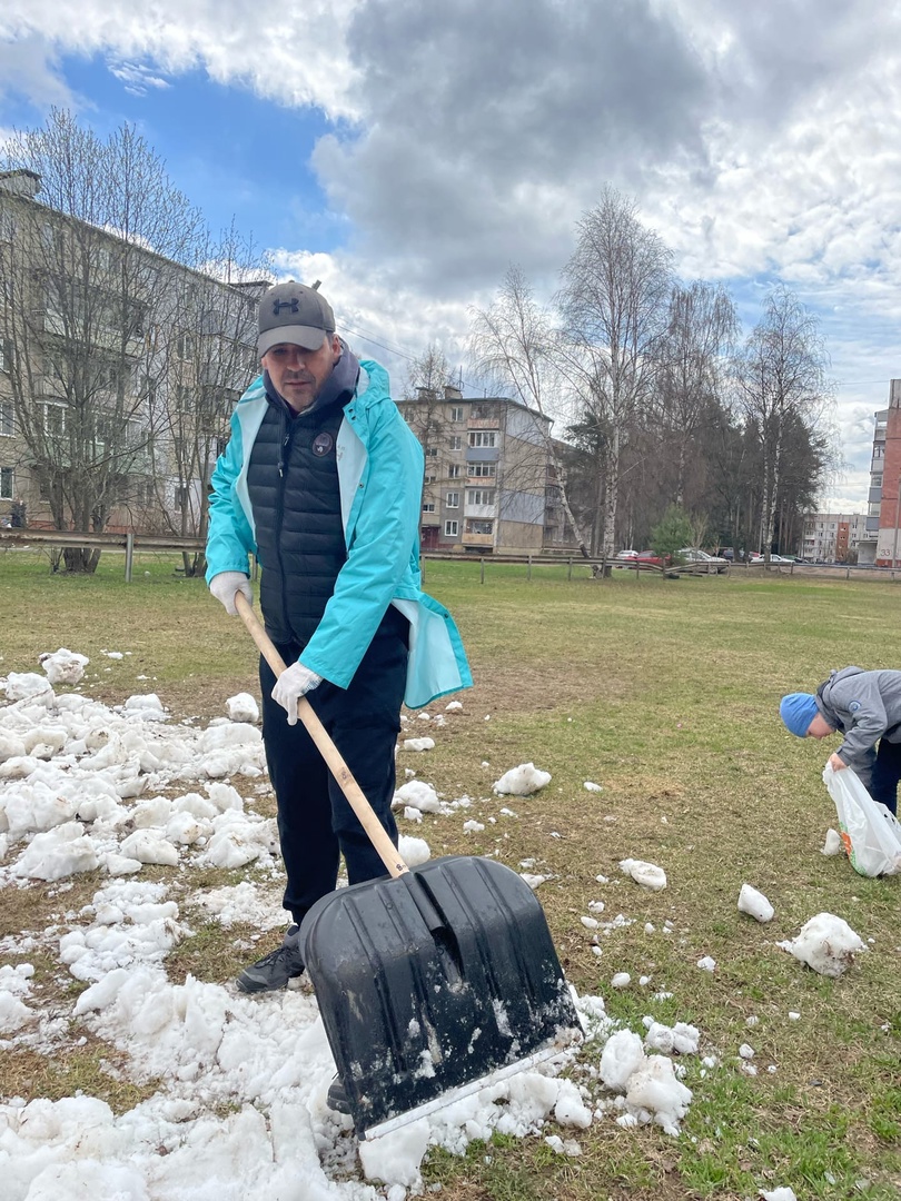 Вячеслав Рудь чистил от снега два района Ярославля