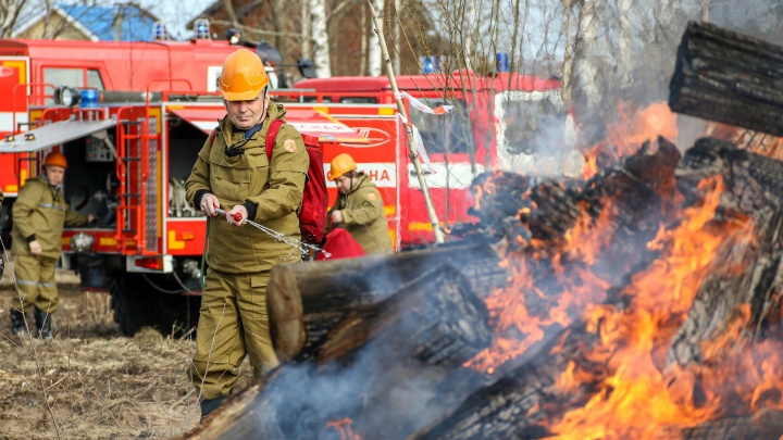 Было жарко: смотрим, как прошли учения МЧС в Нижнем Новгороде по тушению природных пожаров