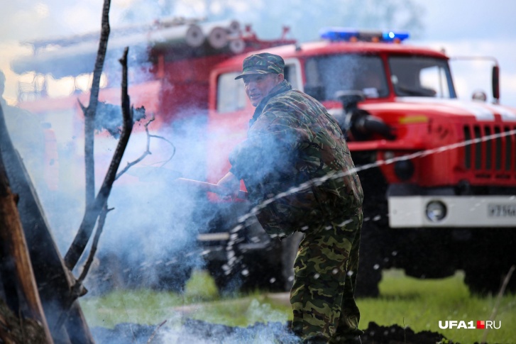 Помимо дома, сгорели постройки во дворе Помимо дома, сгорели постройки во дворе
