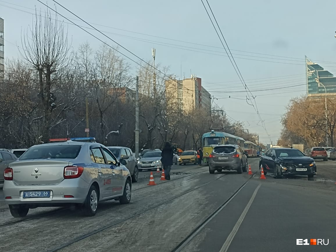 На улице 8 Марта из-за аварии встало движение трамваев