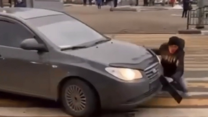 Залезал на капоты, срывал с машин номера: полиция задержала дебошира с Комсомольской улицы