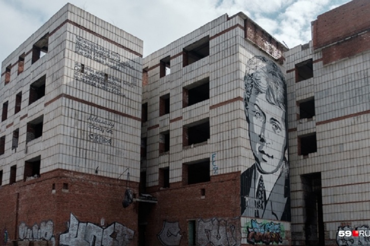 Здание снесли в 2017 году, но пермяки еще помнят знаменитый портрет