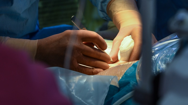 Кемеровские врачи помогли 17-летней девушке, у которой обнаружили самую агрессивную редкую опухоль