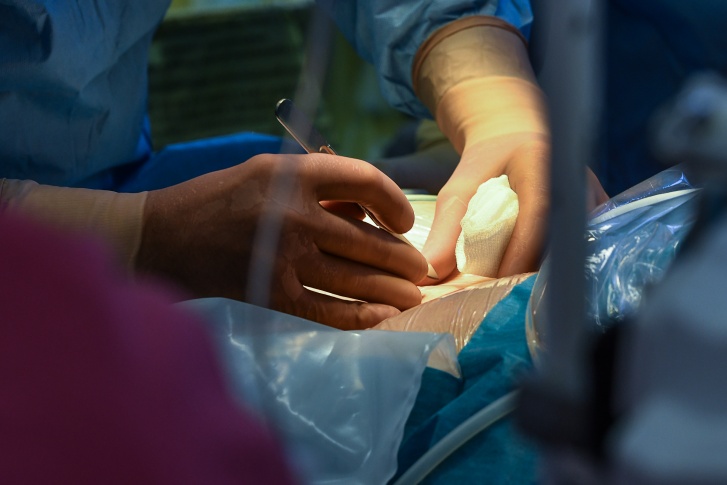 В Москве 7-летнему мальчику на дому проводили обрезание и травмировали его В Москве 7-летнему мальчику на дому проводили обрезание и травмировали его