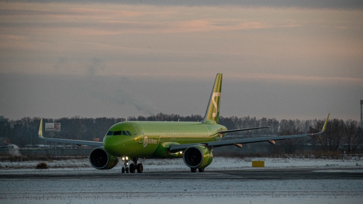 В аэропорту Магадана объяснили, как обрабатывали самолет до Новосибирска, который экстренно сел
