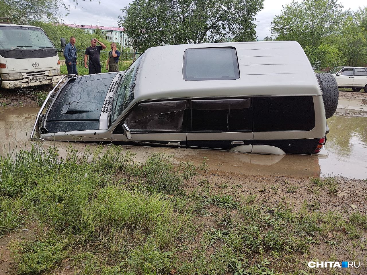 Машина утонула в луже 16 июля после дождя в Чите