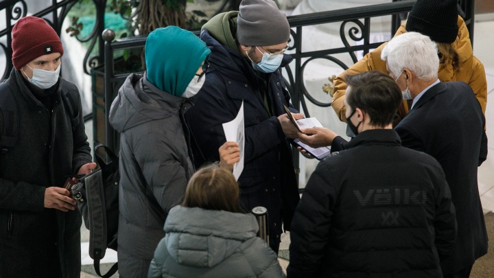 Проверяющая QR-кодов в ТРЦ в Екатеринбурге рассказала, как посетители подделывают справки о вакцинации