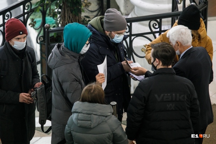 Ежедневно проверяющие в ТЦ встречаются с посетителями, которые подделали справки или QR-коды Ежедневно проверяющие в ТЦ встречаются с посетителями, которые подделали справки или QR-коды