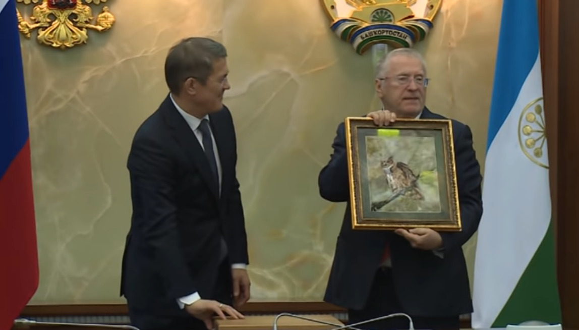 Хабиров подарил Жириновскому картину с совой