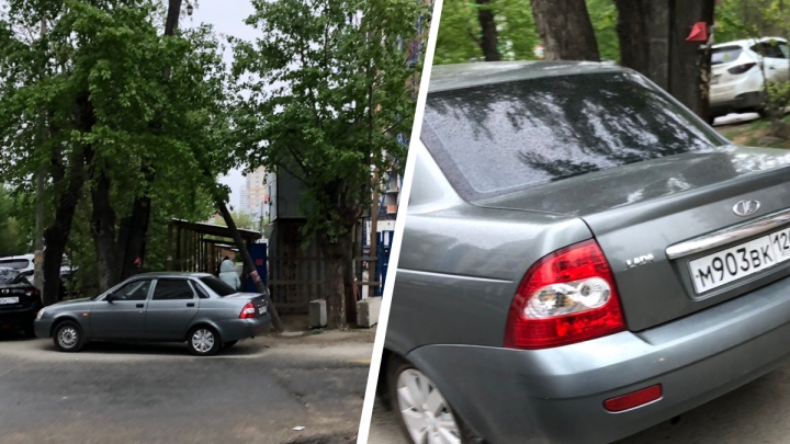 «Возвращались в начало улицы». В Екатеринбурге автохам загородил пешеходам выход с деревянного тротуара