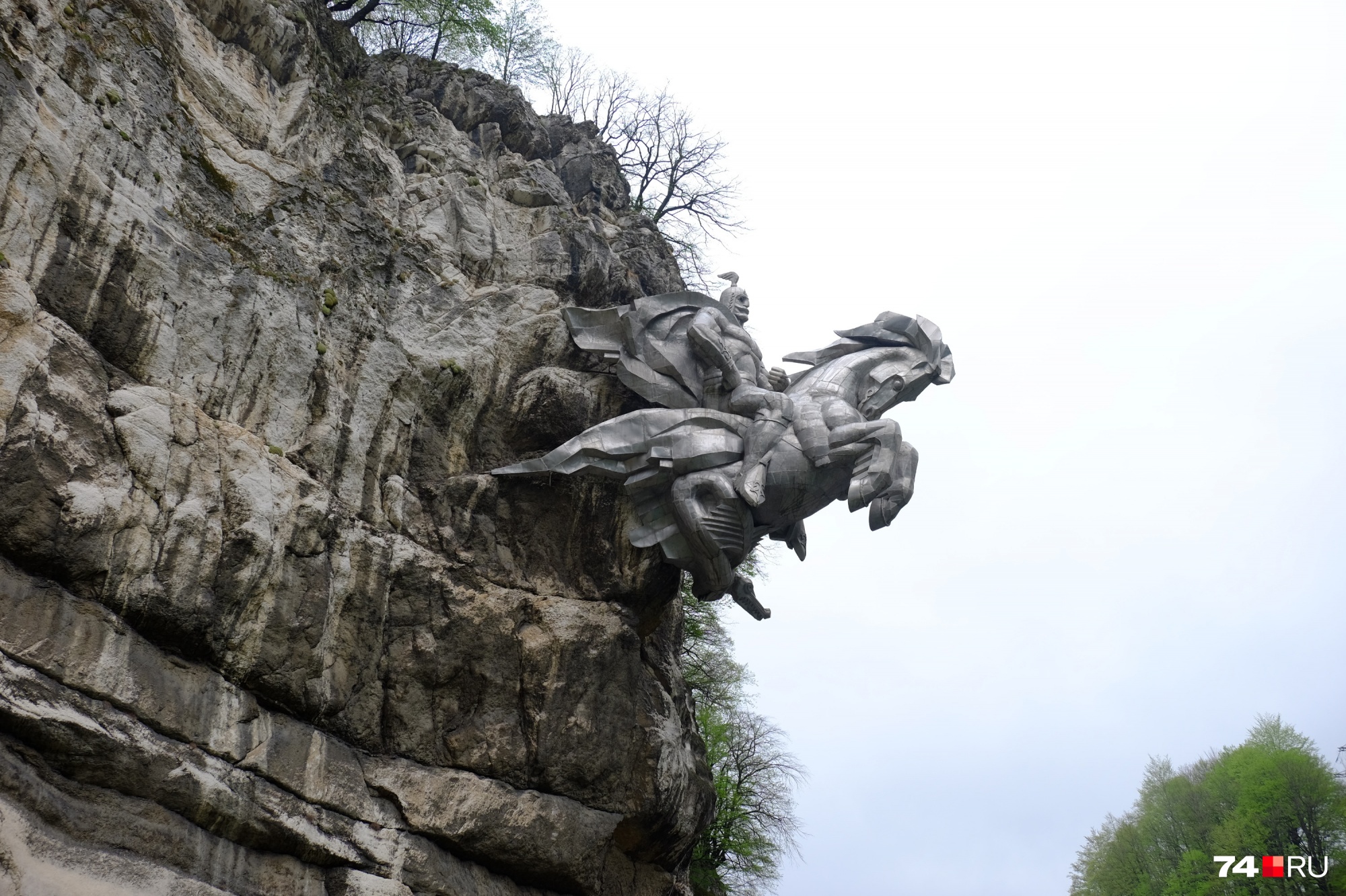 Скульптура крепится к скале и весит 28 тонн. Считается, что раньше женщины боялись произносить имя Уастырджи и говорили о нем иносказательно — «бог мужчин»