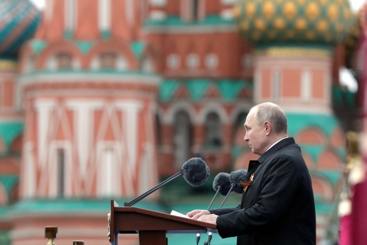 Путин выступил с праздничной речью на Красной площади