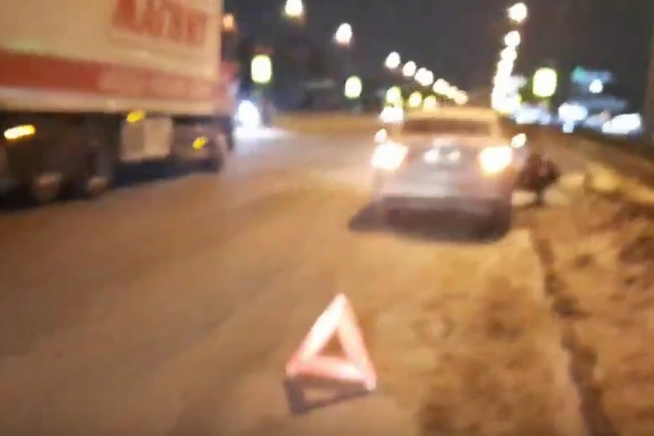 По словам новосибирца, только за три часа из-за этой ямы колеса пробили 14 автомобилей