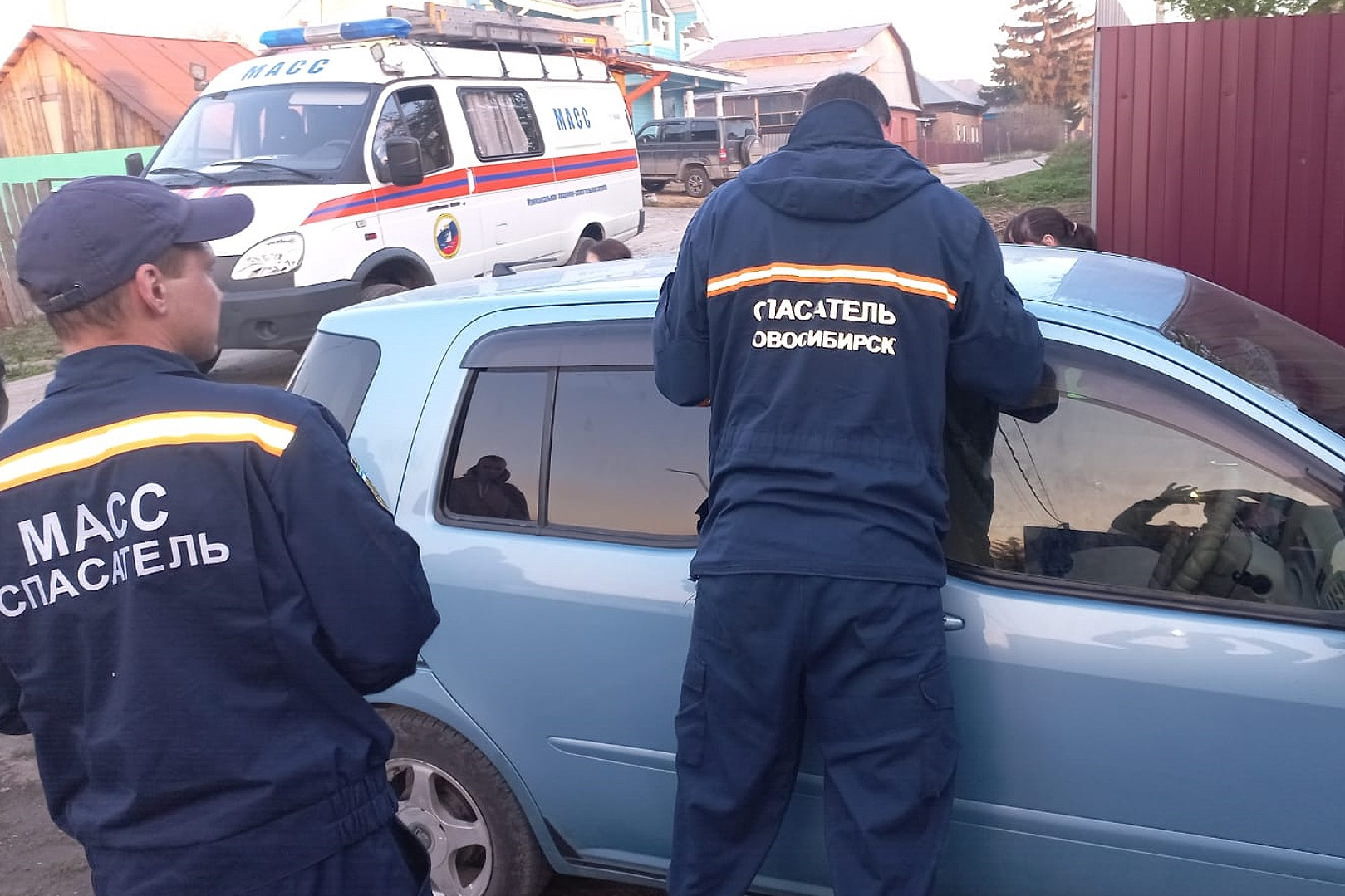 Двухлетний ребенок оказался заперт в машине на Каширской — на помощь пришли спасатели