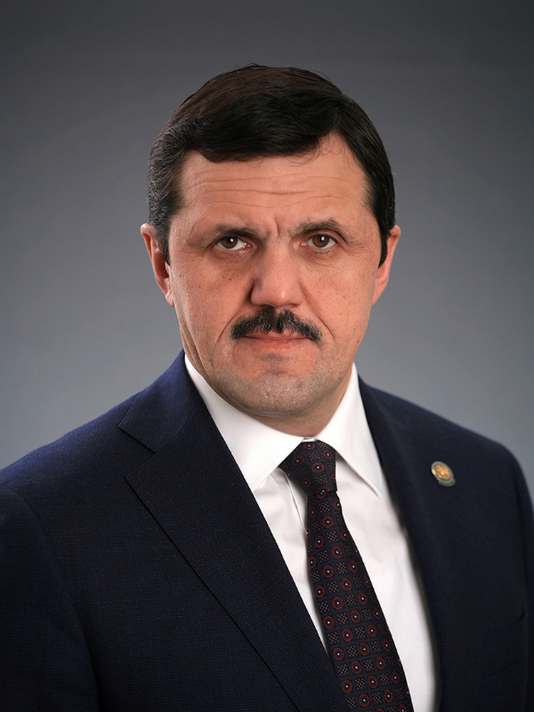 Гафаров провел в правительстве практически всю свою жизнь. С 1998-го он был помощником премьер-министра Татарстана, с 2005 года стал руководителем аппарата республиканского кабмина. А с 2010-го Гафаров был еще и назначен заместителем премьер-министра Гафаров провел в правительстве практически всю свою жизнь. С 1998-го он был помощником премьер-министра Татарстана, с 2005 года стал руководителем аппарата республиканского кабмина. А с 2010-го Гафаров был еще и назначен заместителем премьер-министра