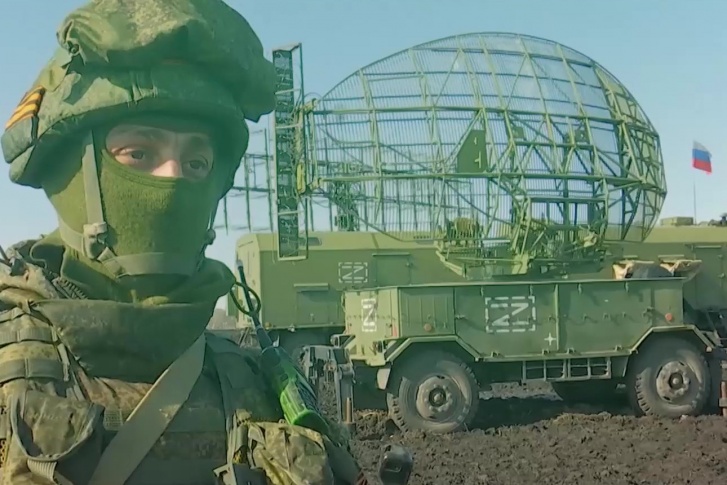 Это один из кадров с видео Минобороны о работе в ходе спецоперации на Украине российских зенитчиков и радиолокационной станции «Небо-СВ» Это один из кадров с видео Минобороны о работе в ходе спецоперации на Украине российских зенитчиков и радиолокационной станции «Небо-СВ»