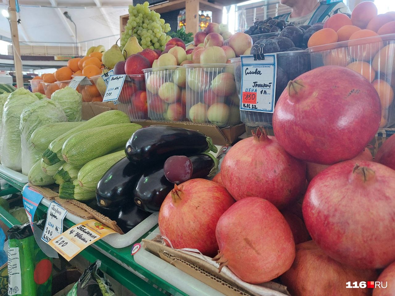 Так выглядит прилавок одного из немного отделов с овощами и фруктами внутри центрального павильона на Московском рынке