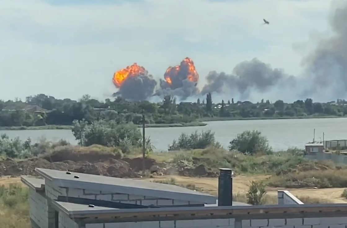 Ситуация в крыму на сегодняшний. Аэродром Новофедоровка Крым взрыв. Новофедоровка аэродром взорванный. Аэродром Саки в Крыму 09.08.2022.