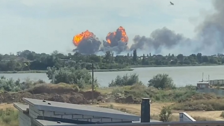 «Было три мощных взрыва»: появилось эксклюзивное видео с аэродрома в Крыму, где произошло ЧП