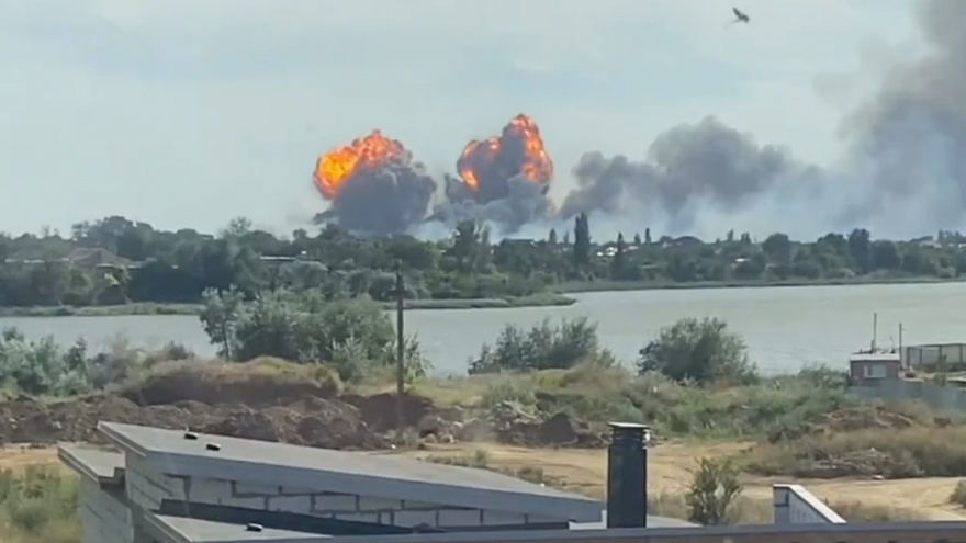 «Было три мощных взрыва»: появилось эксклюзивное видео с аэродрома в Крыму, где произошло ЧП