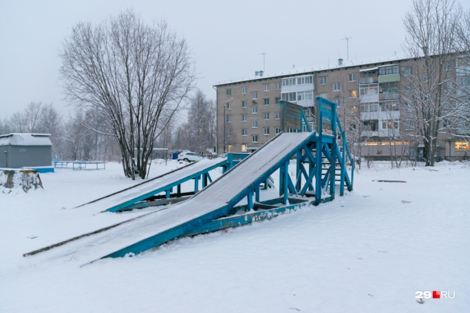 Не новые, но вполне подходящие для катания горки. Возможно, в будущем и на 2-м лесозаводе появятся новые Не новые, но вполне подходящие для катания горки. Возможно, в будущем и на 2-м лесозаводе появятся новые