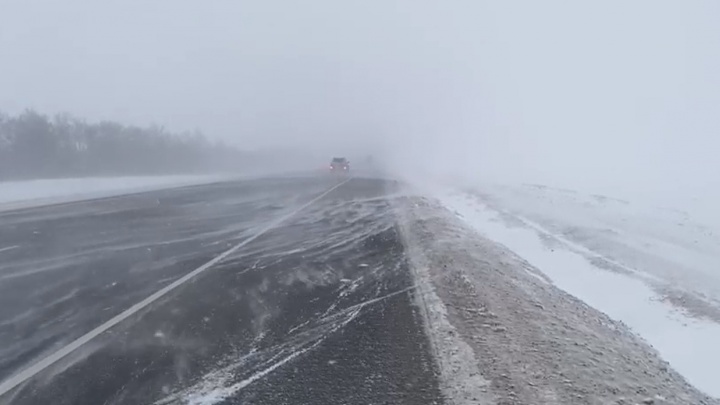 Множество ДТП, на место выехали экипажи ГИБДД: трассы Волгоградской области заметает снегом