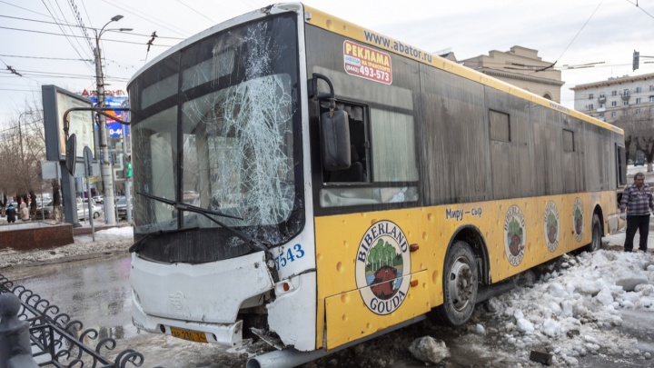 Рейсовый автобус вылетел на тротуар в центре Волгограда