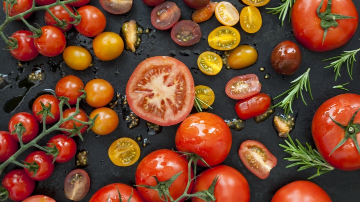 Будут свежими до Нового года: как сохранить красные помидоры без консервации — простые и действенные способы