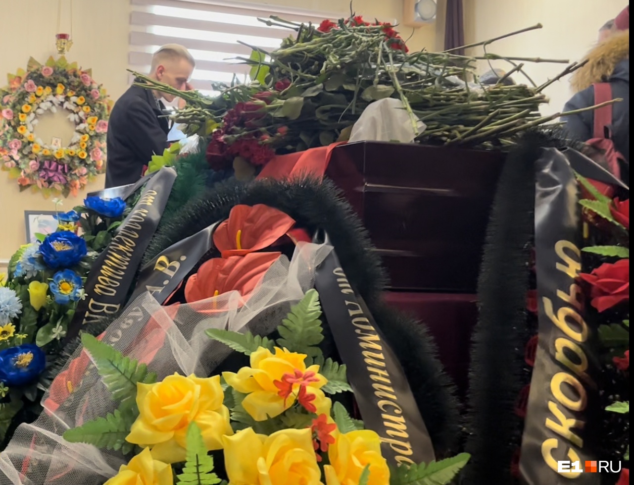 Сколько бойцов погибло на украине. Прощание с военными погибшими в зале. Гроб в траурном зале. Похороны военных погибших на Украине 2022.