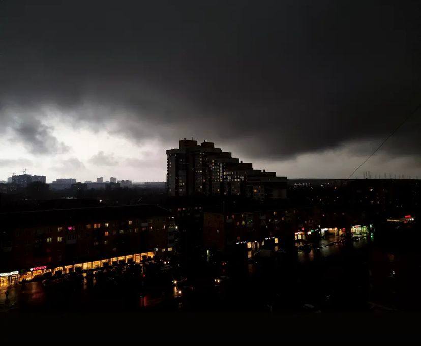 А шторм бушует: публикуем дьявольски красивые фотографии Екатеринбурга, затянутого тучами