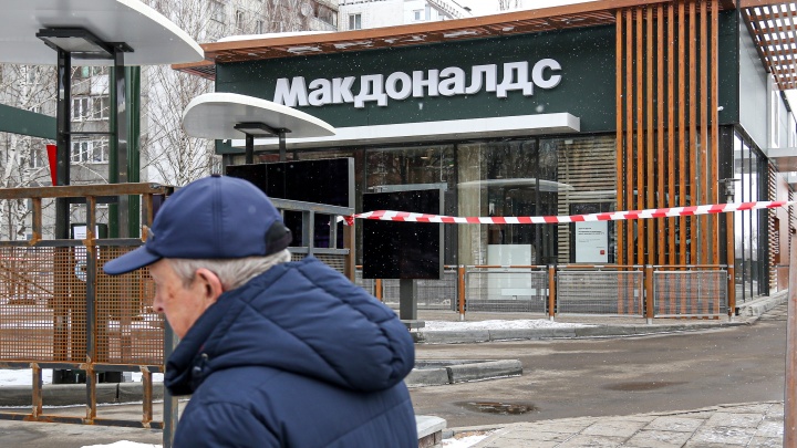 Пустая касса: в Нижнем Новгороде приостановили работу рестораны «Макдоналдс». Смотрим на закрытые двери